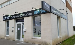 enseigne tôle aluminium avec adhésifs et éclairage spots LED