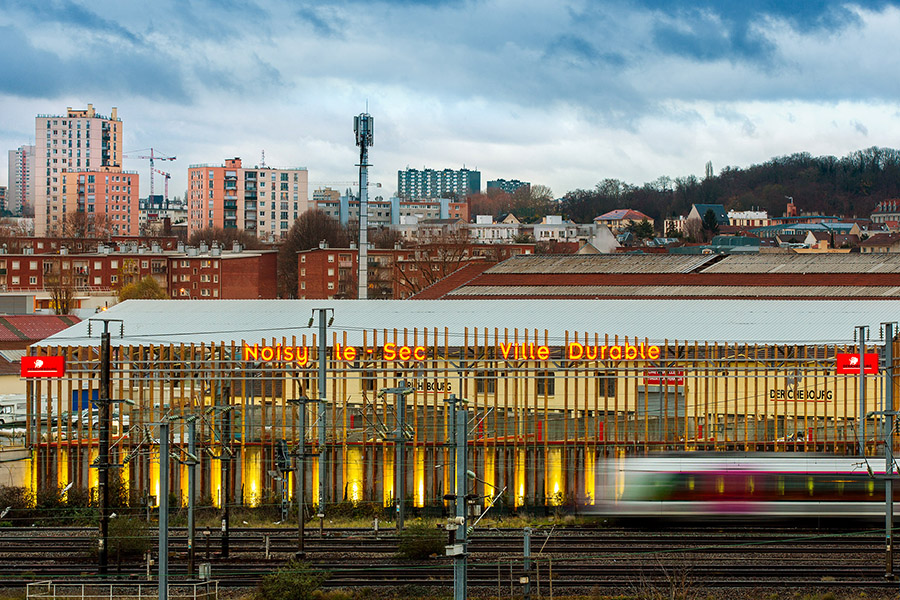 Le résultat est bien visible aussi bien de la voie ferrée que du viaduc routier enjambant les lignes ferroviaires.