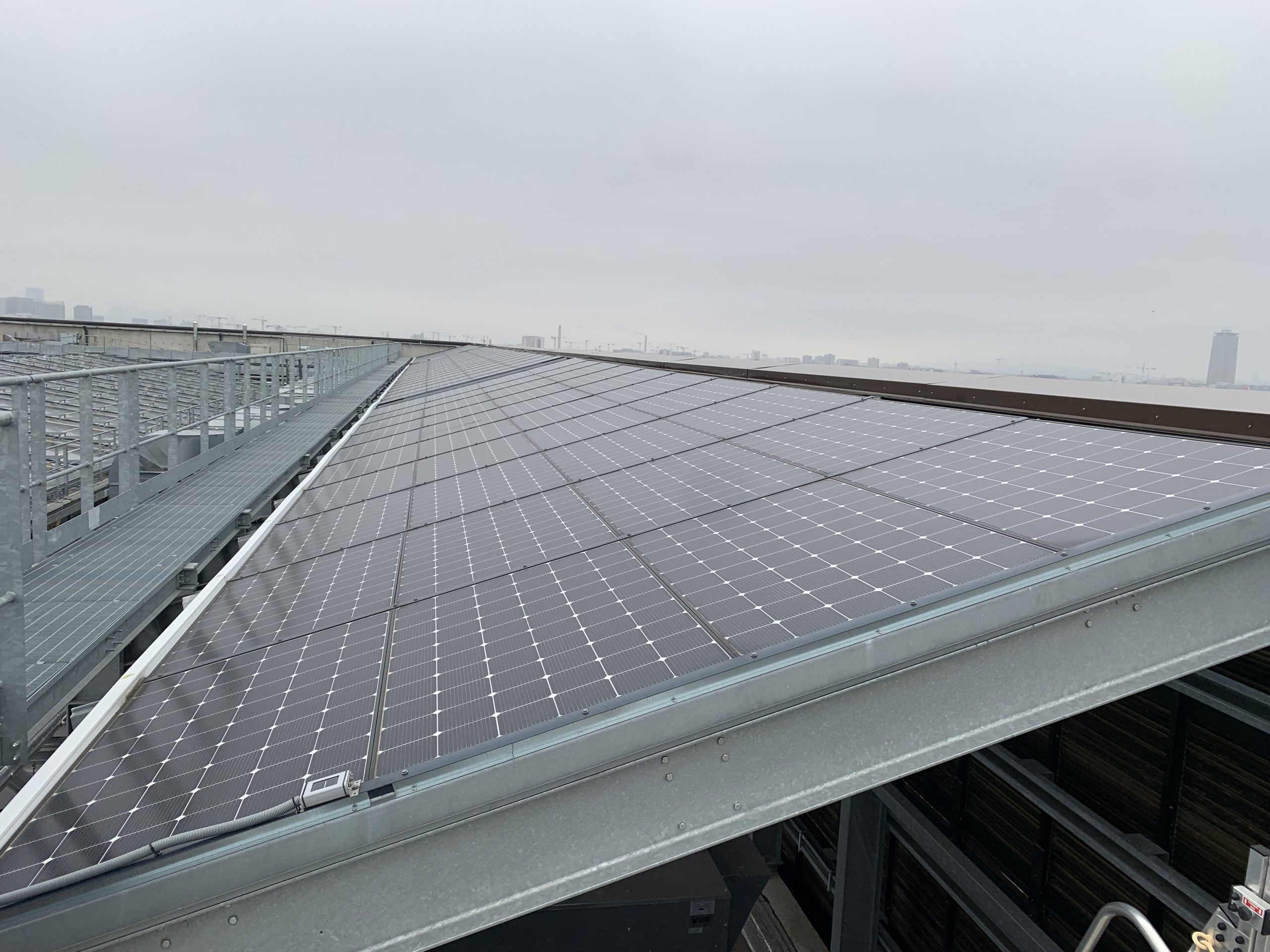 Panneaux solaires toit immeuble Pulse