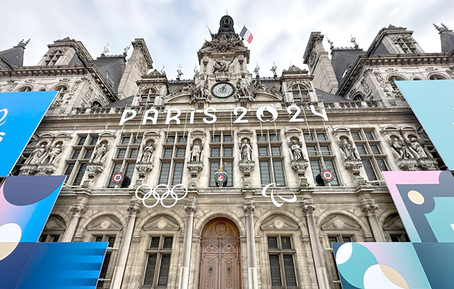 Hôtel de Ville de Paris avec les dispositifs annonçant les JO de 2024.
