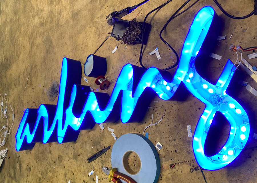 Enseigne lumineuse parking sur la table du mongtage dans notre usine à Crpoissy-Beaubourg (77)