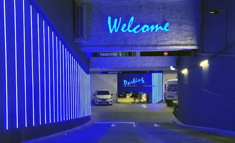 Lettrages et rampes - dispositifs de la signalétique lumineuse du parking souterrain