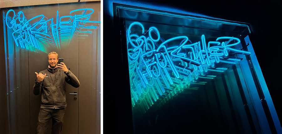 Caisson lumineux néon avec une face et fond en panneaux-miroirs.