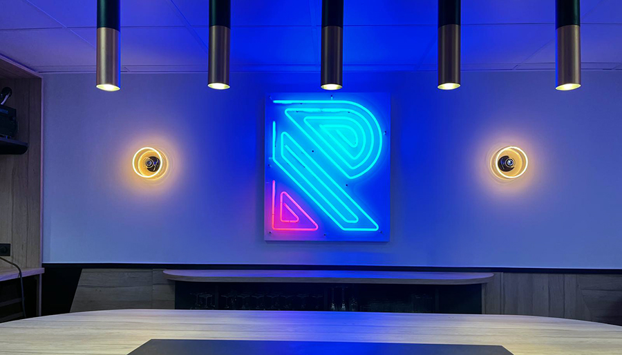 Jeu de lumières avec, au centre, nouvelle enseigne néon made by Exo Signs
