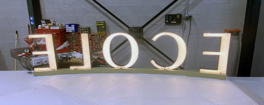 Lettres lumineuses sur support en courbe - montage dans nos ateliers.