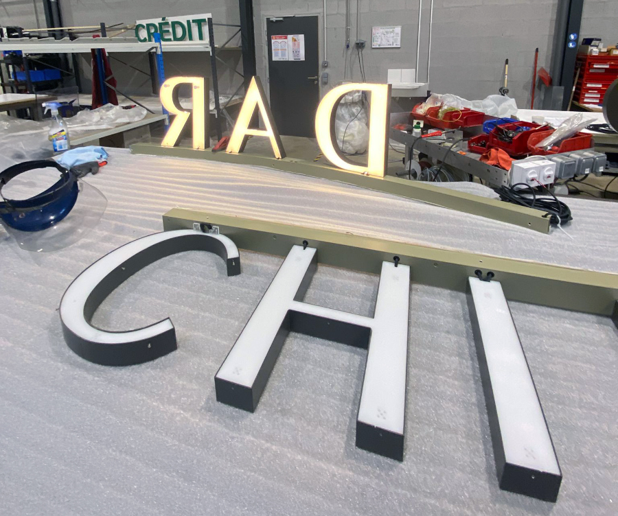 Lettres lumineuses - montage dans nos ateliers.