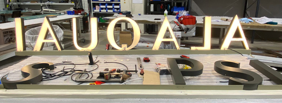 Lettres lumineuses - montage dans nos ateliers.