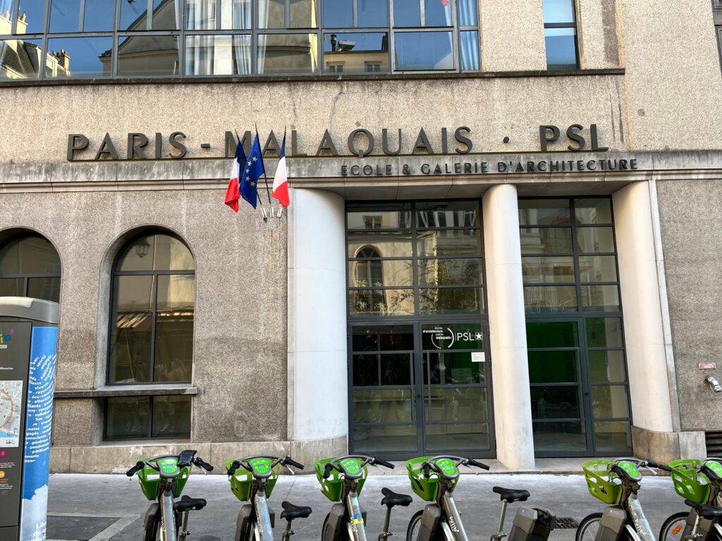 Lettres lumineuses et non-lumineuses pose sur site.