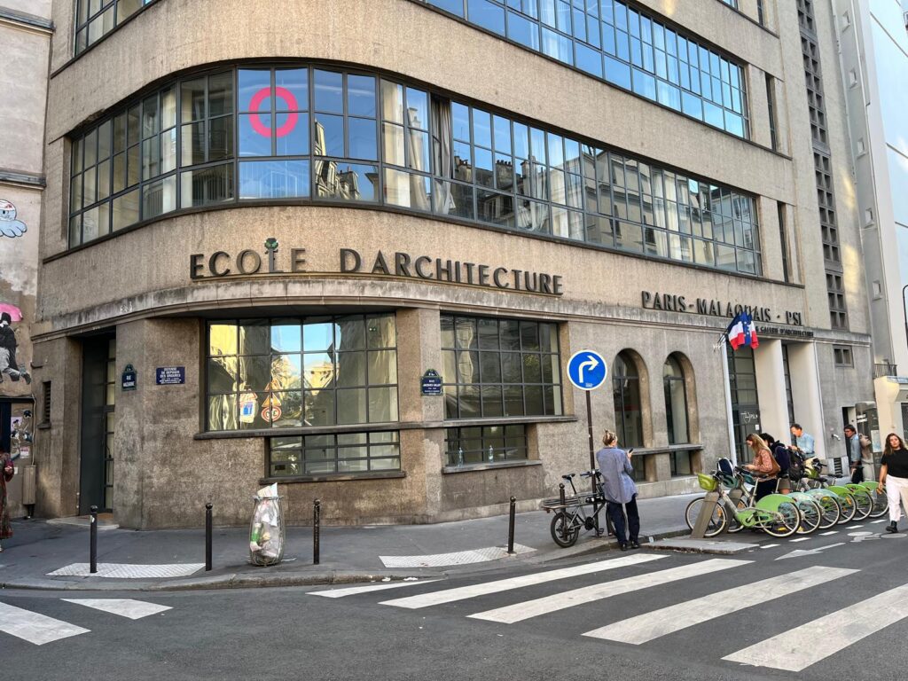 Lettres lumineuses et non-lumineuses pose sur site.