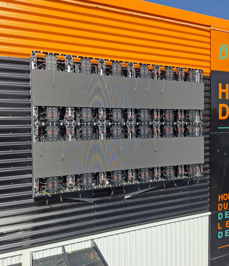 Ecran display : installation sur la façade