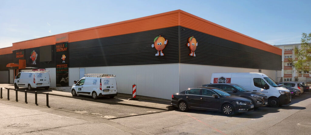 Vude de la façade avec 3 logos et écran display