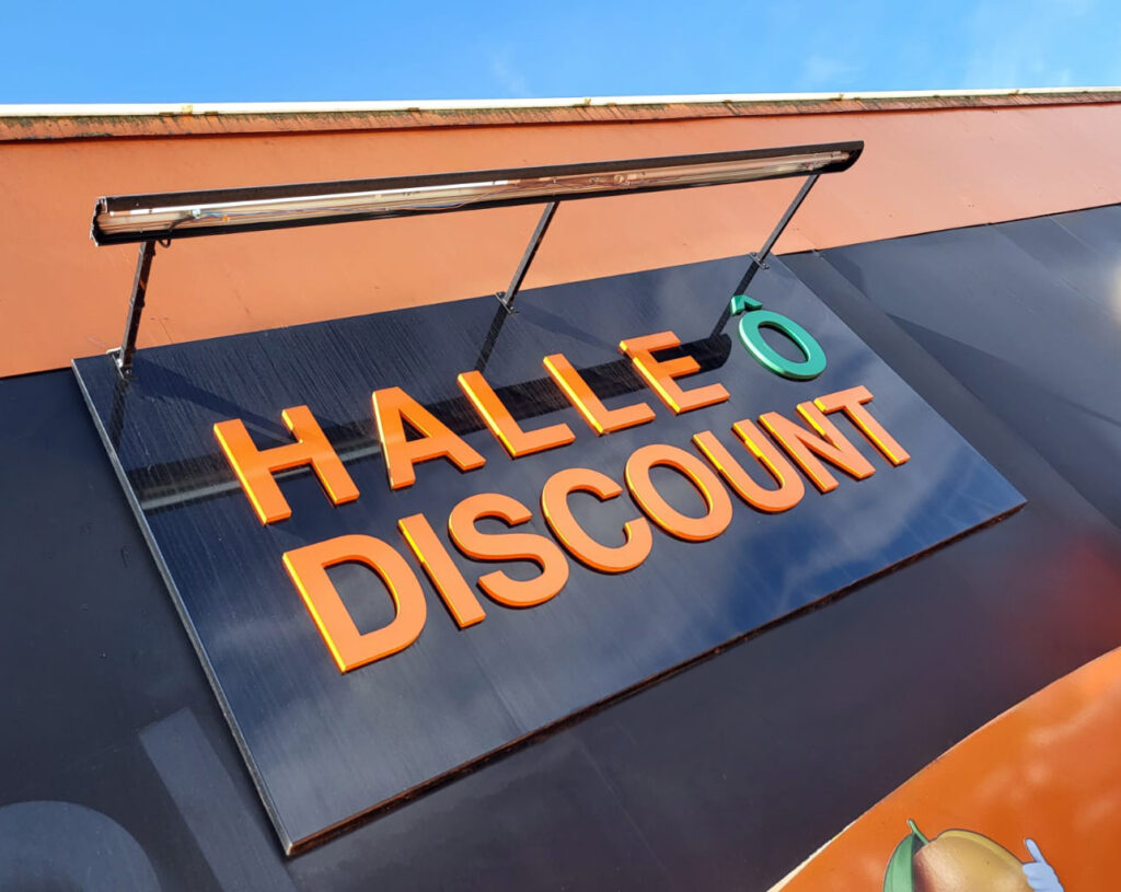 Lettrage découpé en PMMA, éclairé par rampe LED