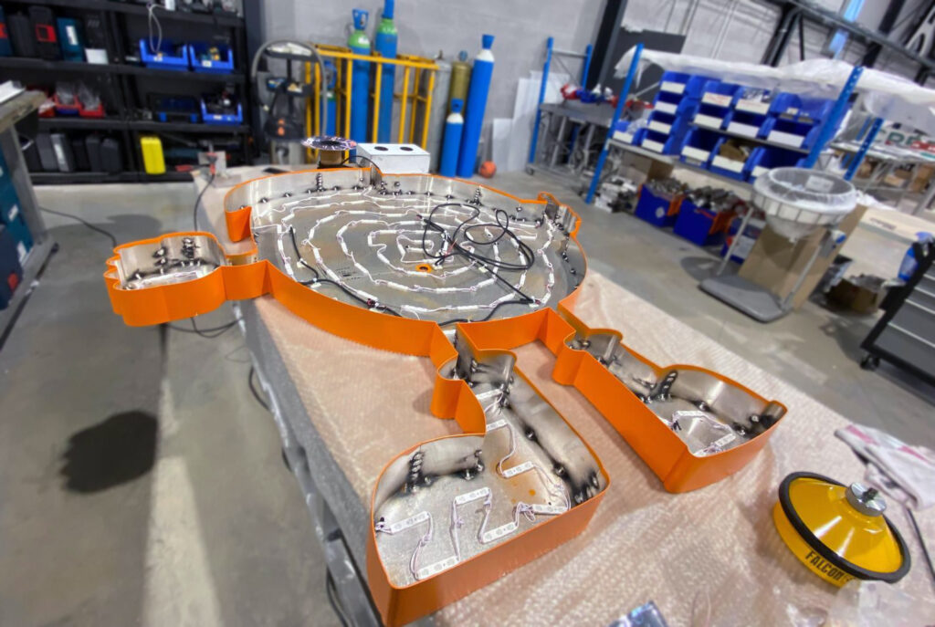 Logo lumineux à l'Atelier : étape d'implantation des modules LED