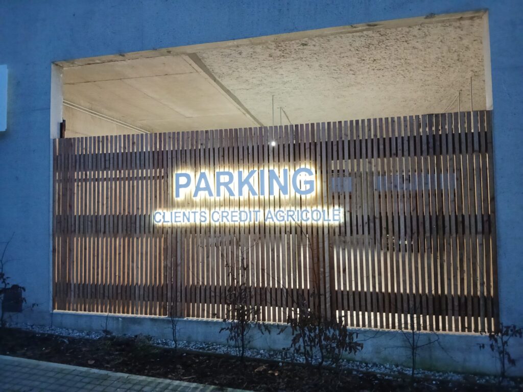 Enseigne Parking agence Crédit Agricole de Montévrain