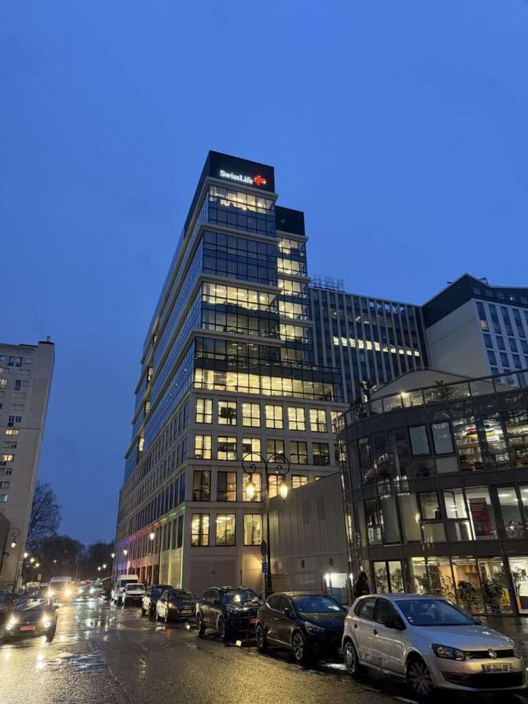 enseigne IGH lumineuse SwissLife sur la Tour Bellini à Puteaux (92)