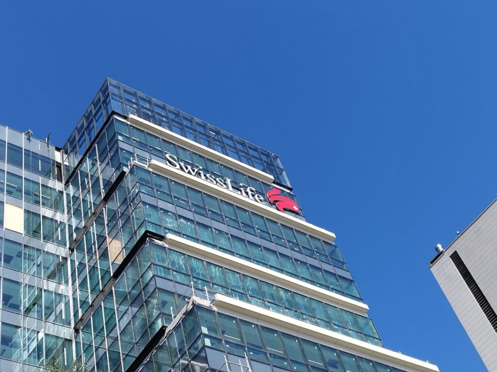 enseigne IGH lumineuse SwissLife sur la Tour Bellini à Puteaux (92)