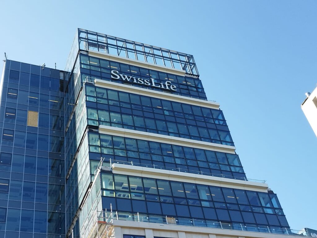 enseigne IGH lumineuse SwissLife sur la Tour Bellini à Puteaux (92)