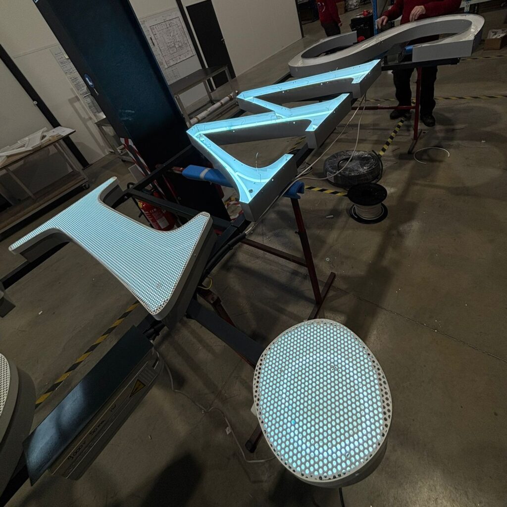 enseigne IGH lumineuse SwissLife sur la Tour Bellini à Puteaux (92)
