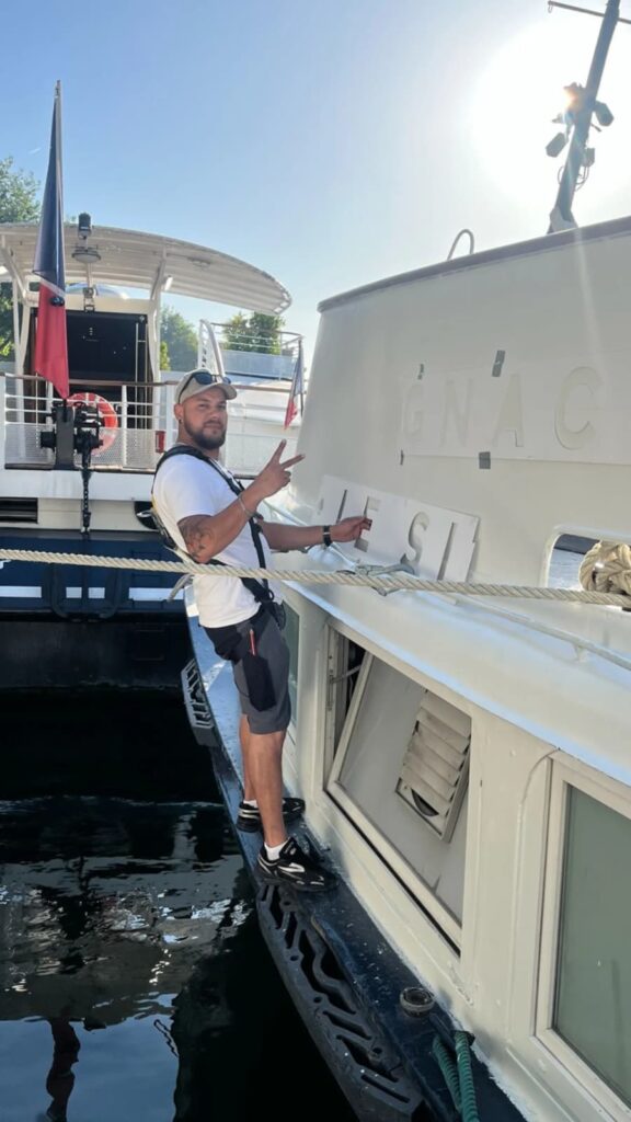Installation des enseignes Extime sur les bateaux Paris Seine