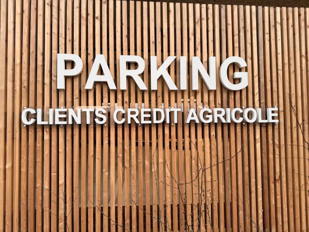 Enseigne Parking Crédit Agricole Montévrain